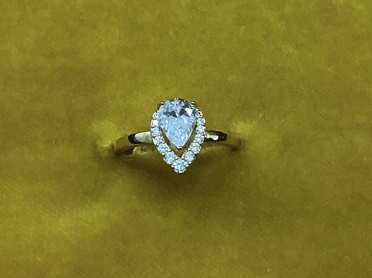 Zlat&aacute; prsten s brilianty