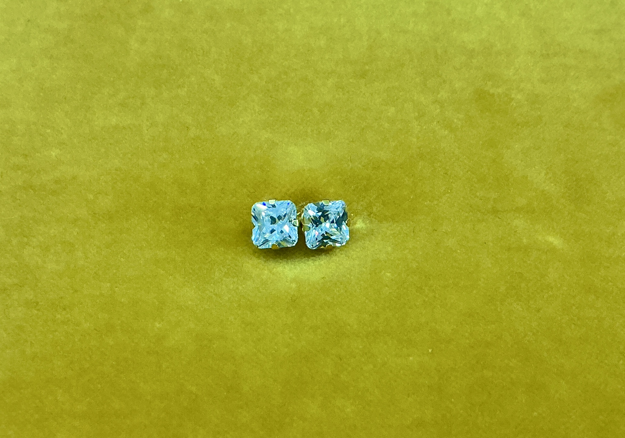 Briliantov&eacute; zlat&eacute; n&aacute;u&scaron;nice