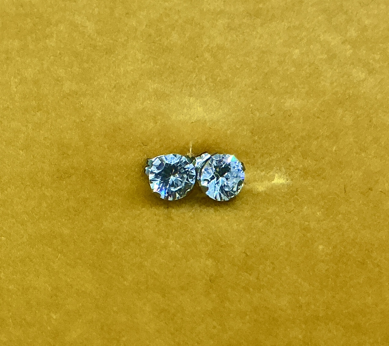 N&aacute;u&scaron;nice z b&iacute;l&eacute;ho zlata s briliantem