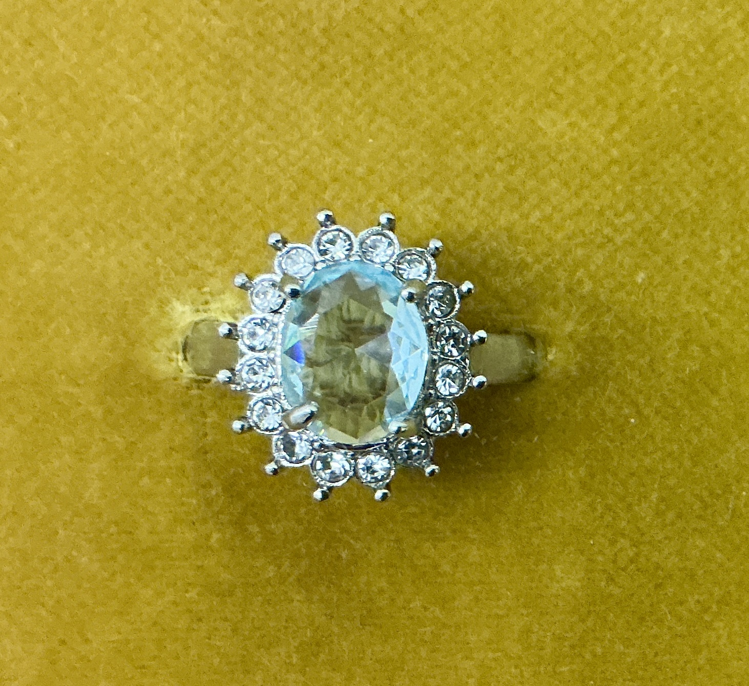 Zlat&yacute; prsten s modr&yacute;m briliantem