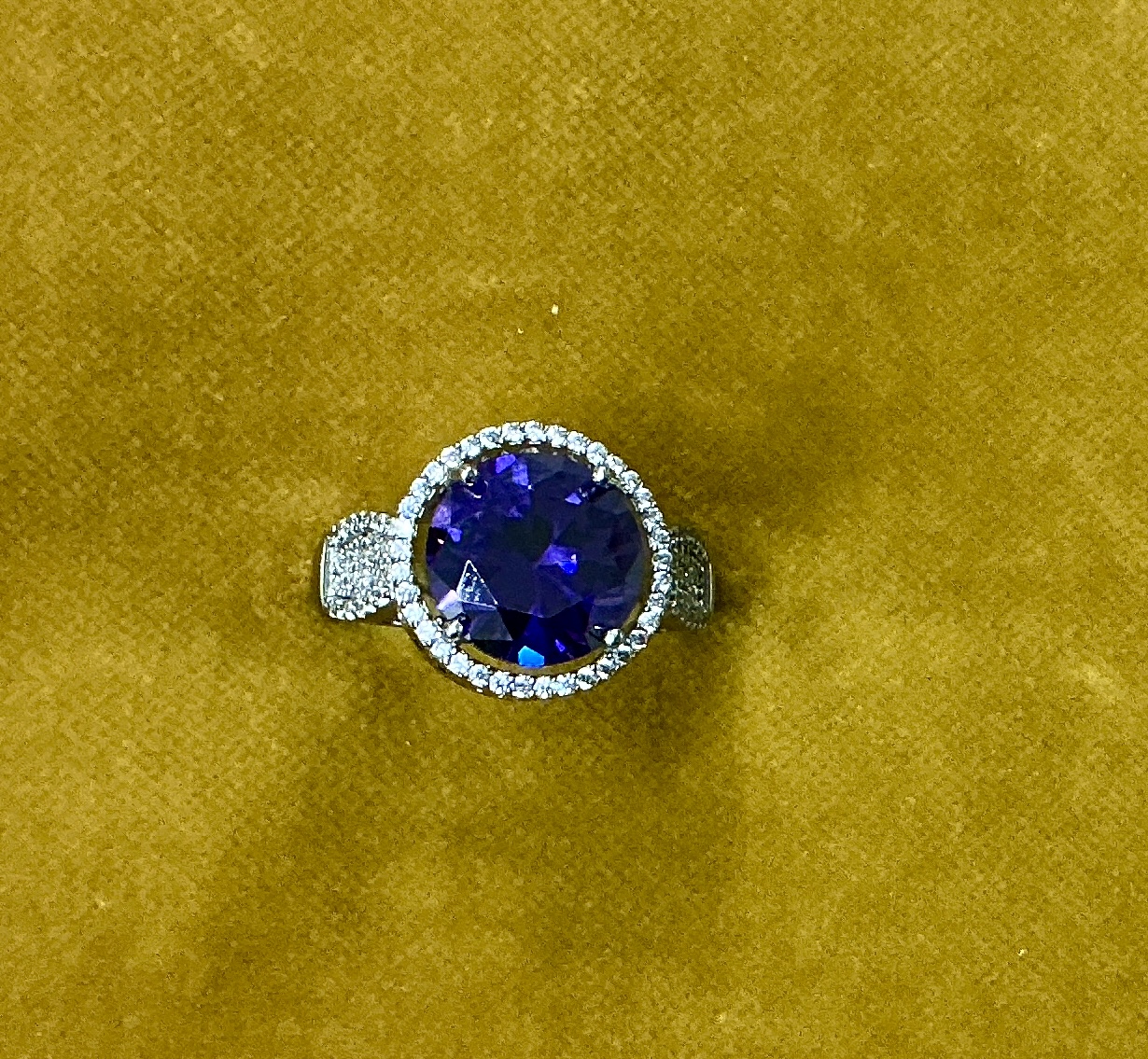 Majest&aacute;tn&iacute; zlat&yacute; prsten s brilianty